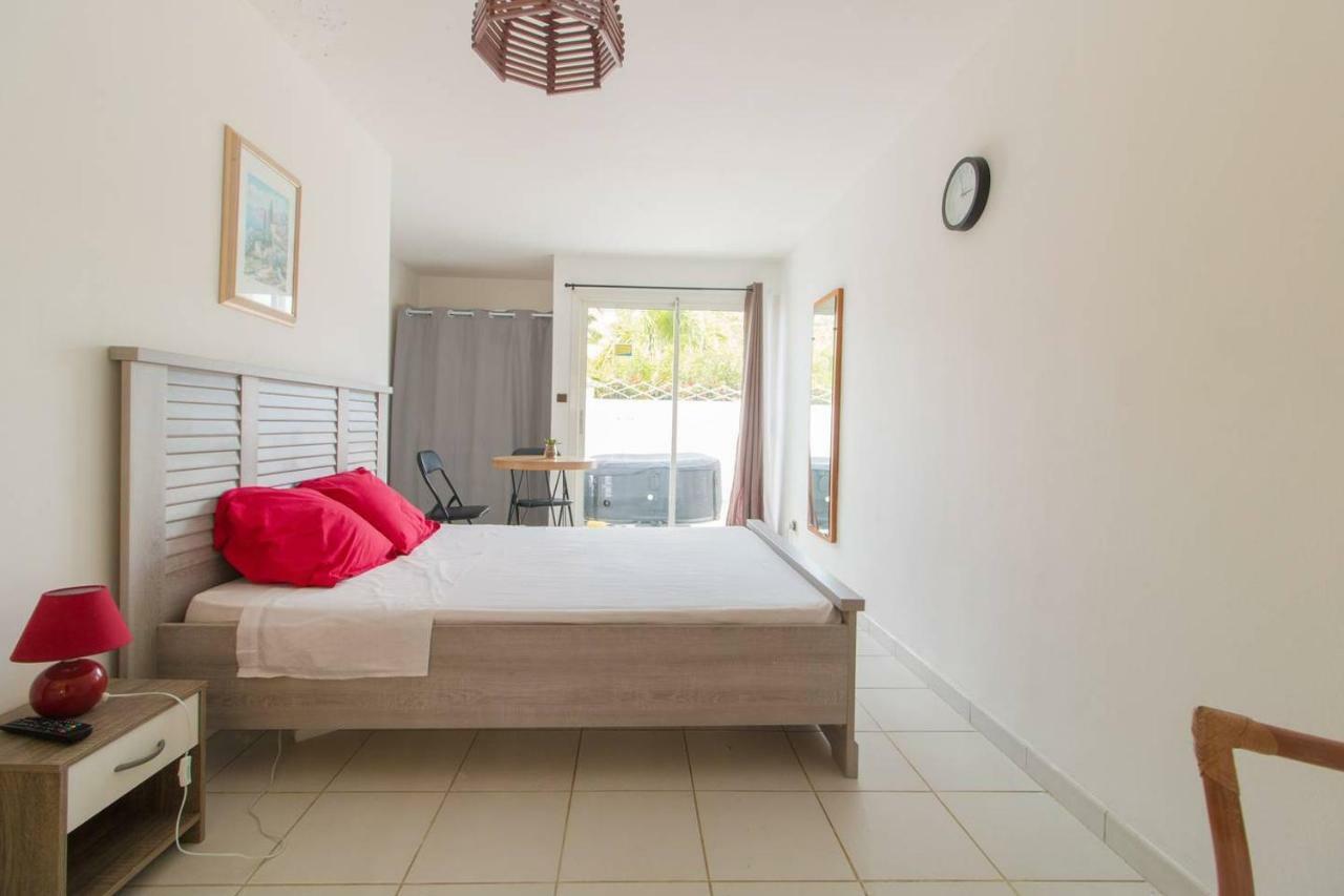Superbe Studio Avec Jacuzzi Prive Apartment Sainte-Anne Ngoại thất bức ảnh